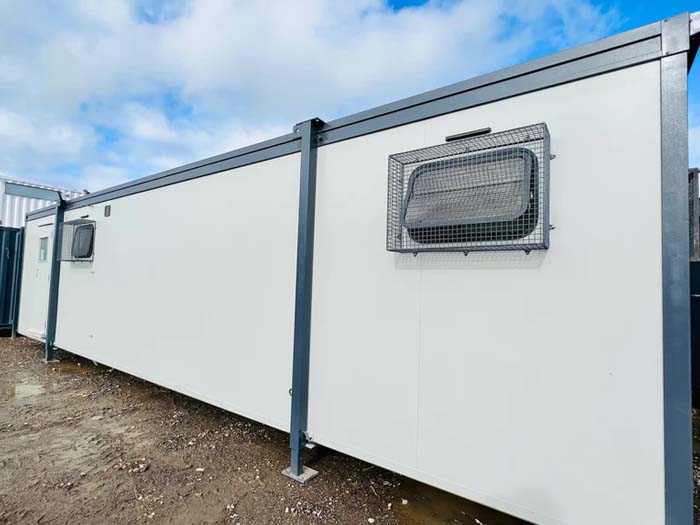 Sanitärcontainer mit Umkleide (Damen/Herren)